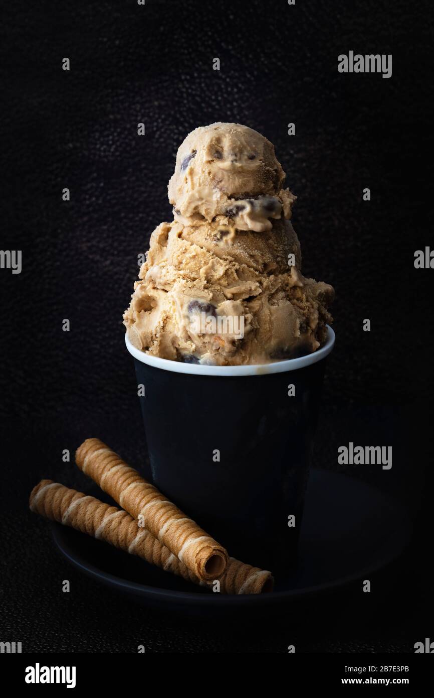 Glace de café gourmande avec biscuits roulés. Banque D'Images