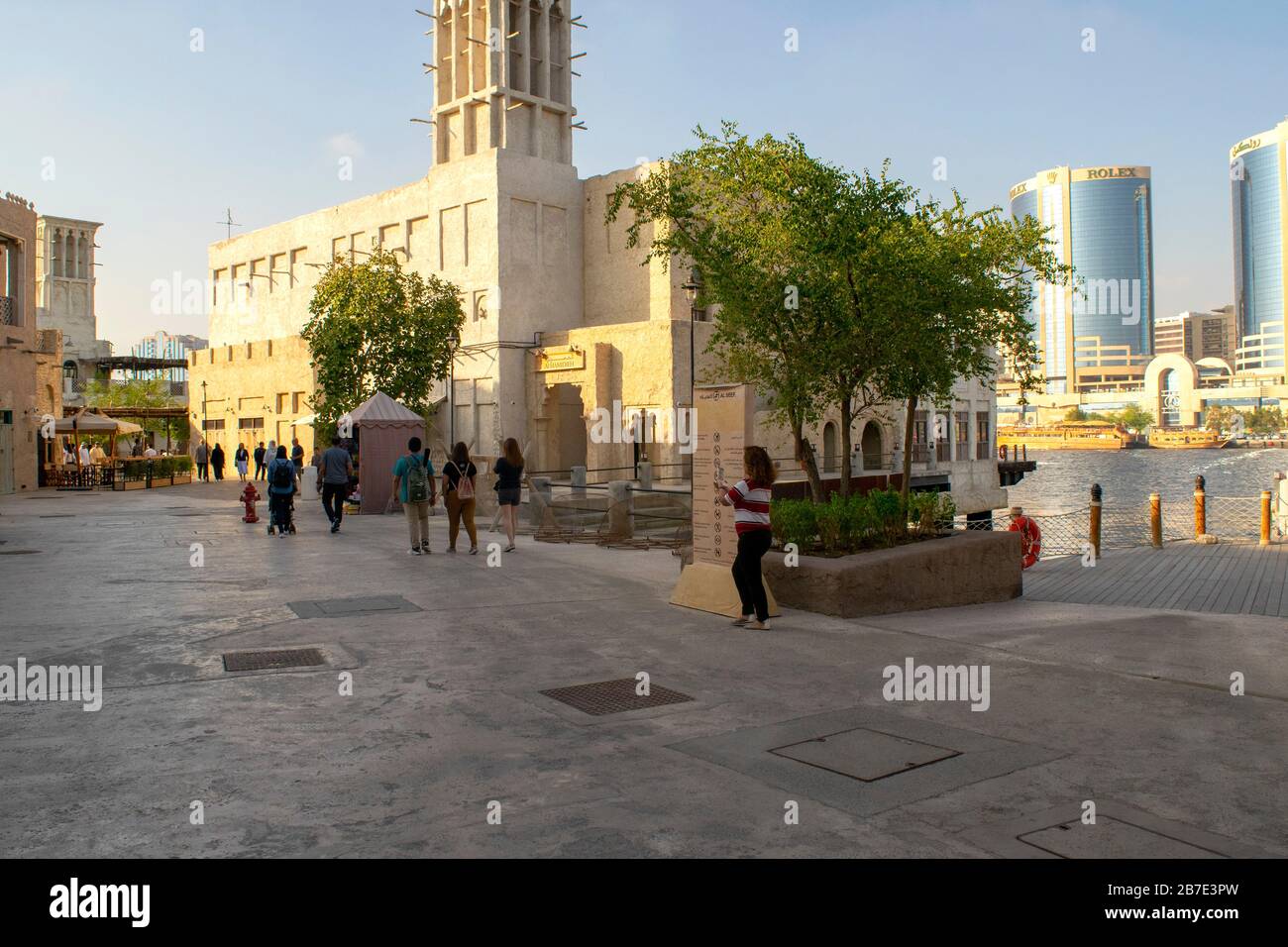 Dubaï / Émirats arabes Unis - 21 février 2020 : Al Seef Village à Bur Dubai. Al Seef le patrimoine distinct et les aires modernes se mélangent avec les gens. Banque D'Images