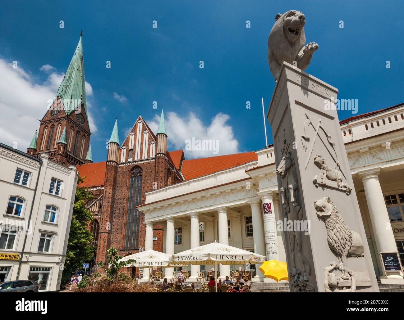 Statue du Lion par Peter Lenk sur la place du marché avec Löwendenkmal et cathédrale derrière à Schwerin, Mecklembourg-Poméranie occidentale, Allemagne Banque D'Images