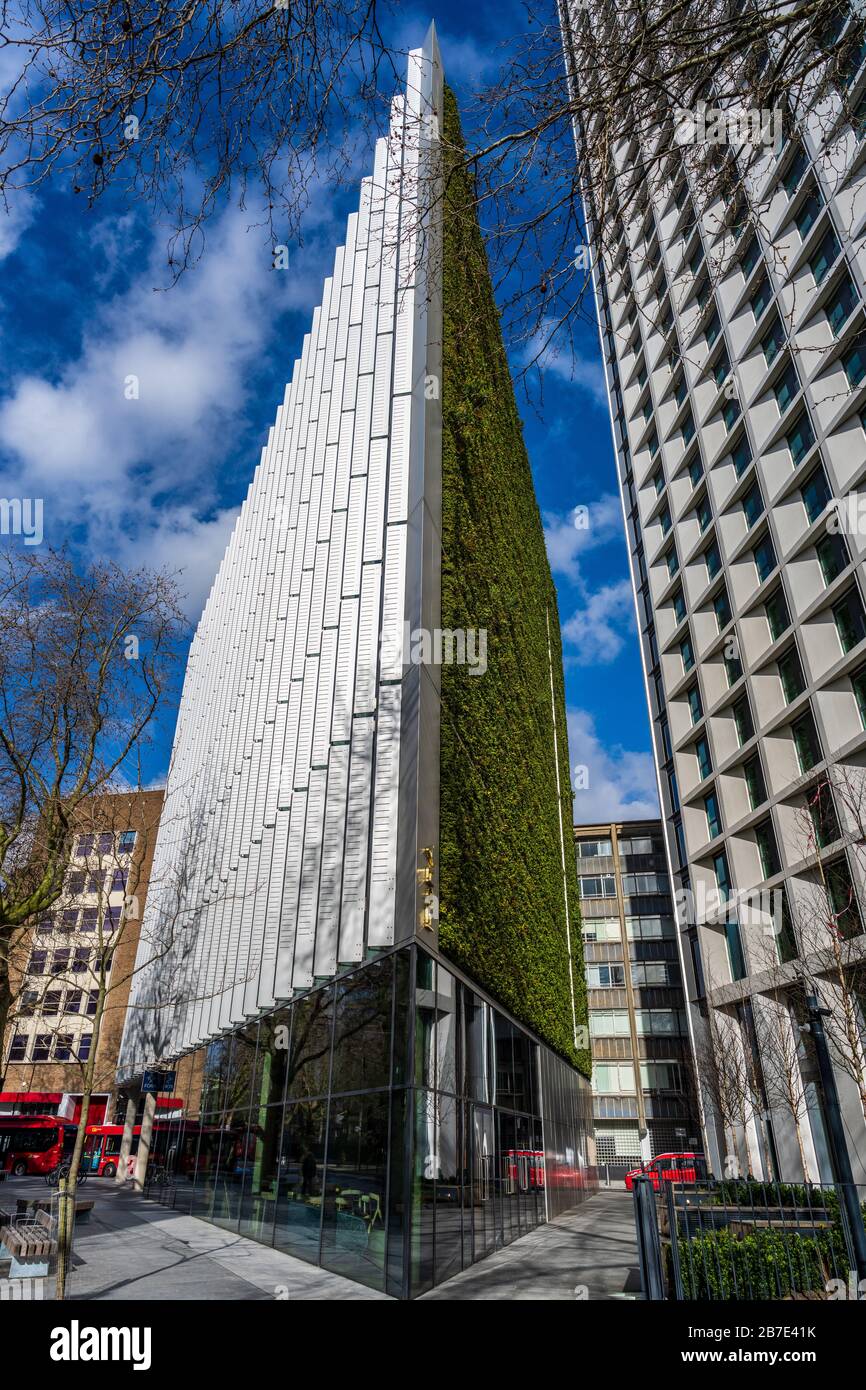 241, Chemin Southwark Bridge. Nouvel immeuble de bureaux utilisé par la société de co-travail Fora. Architectes Alliés Et Morrison 2017. Banque D'Images 241, Chemin Southwark Bridge. Nouvel immeuble de bureaux utilisé par la société de co-travail Fora. Architectes Alliés Et Morrison 2017. Banque D'Images