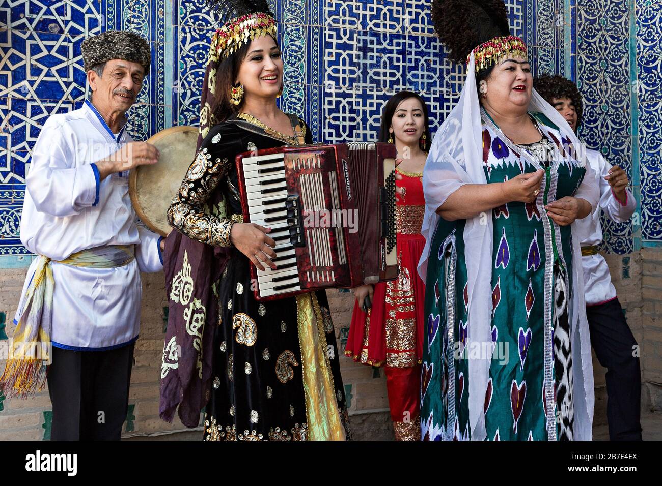 Des musiciens khorezmiens chantent de la musique locale à Khiva, en Ouzbékistan Banque D'Images