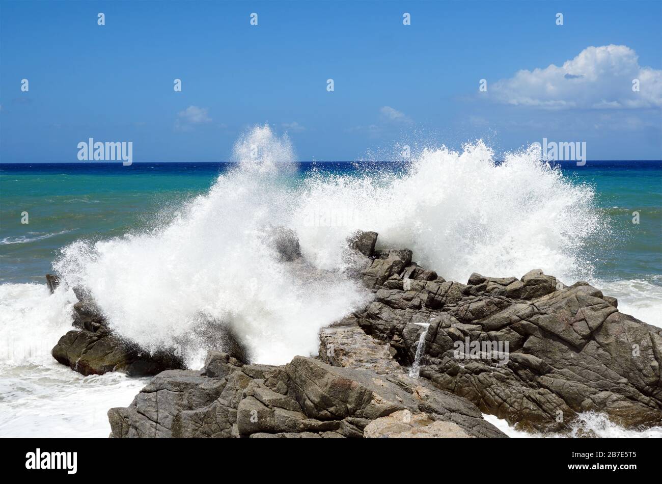 Mer de tempête près de Tropea, Calabre en Italie en été 2019. Banque D'Images