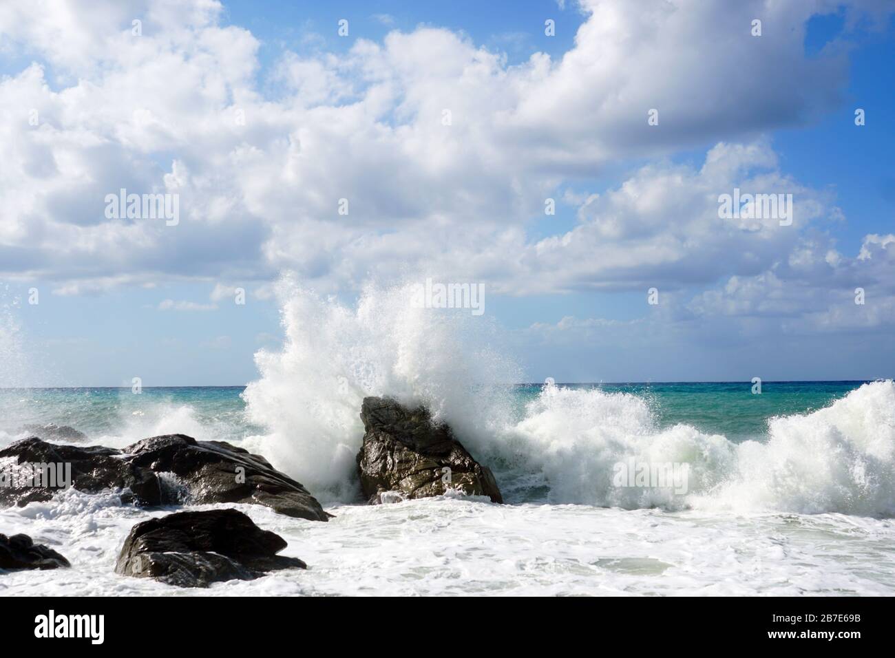 Mer de tempête près de Tropea, Calabre en Italie en été 2019. Banque D'Images