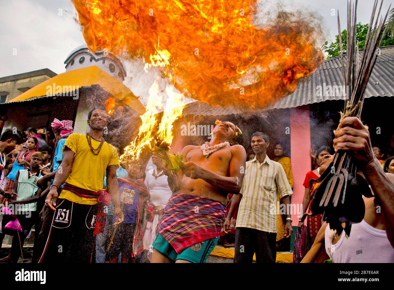 le feu joue un rituel pendant le festival de gajon Banque D'Images