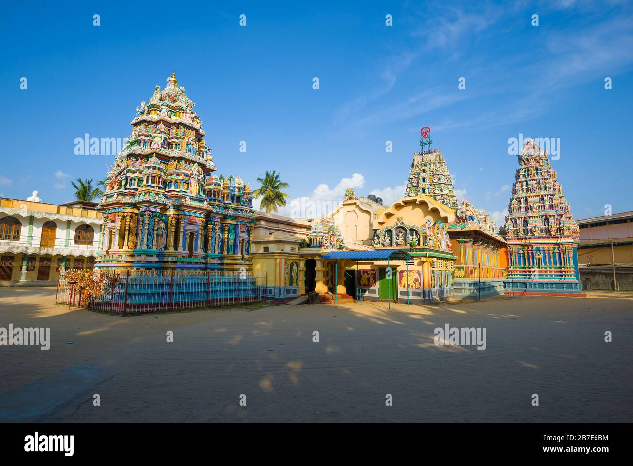 Ancien complexe de temple hindou Sri Bhadrakali Amman Kovil (Kali Kovil) une journée ensoleillée. Trincomalee, Sri Lanka Banque D'Images