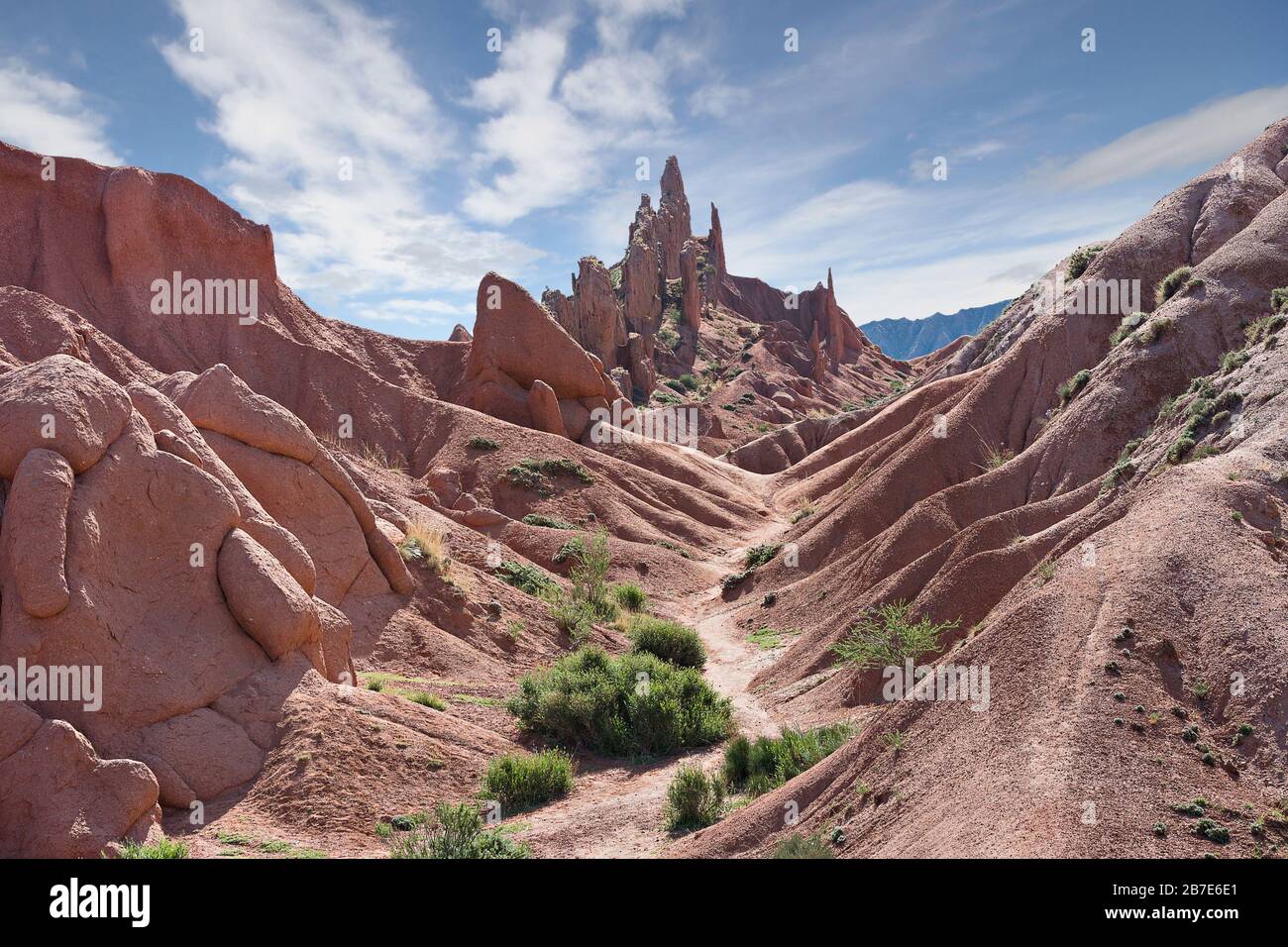 Terrain du Kirghizstan avec des formations rocheuses connues sous le nom de château de Fairy Tale, près de la ville de Kaji dire Banque D'Images
