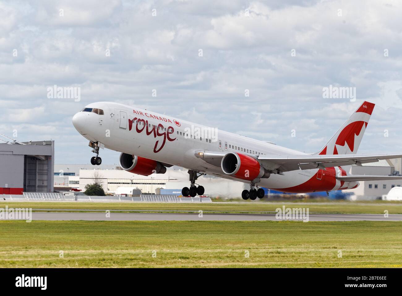 Québec,Canada.an Air Canada Rouge Boeing 767-300 décollage à l'aéroport international Pierre-Elliott-Trudeau de Montréal Banque D'Images