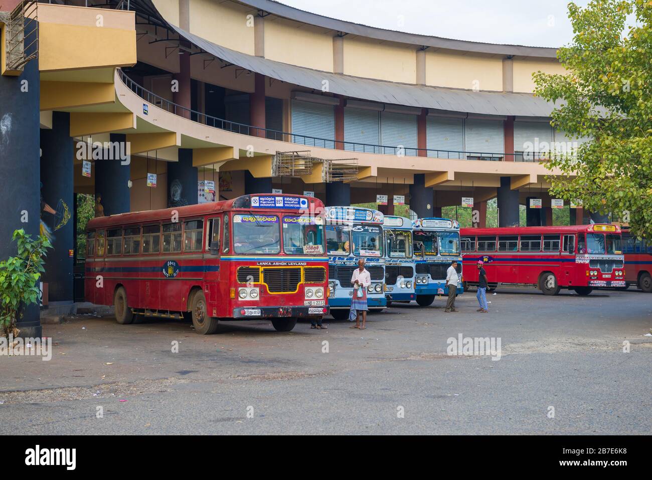 ANURADHAPURA, SRI LANKA - 07 FÉVRIER 2020: À la gare routière de la ville d'Anuradhapura Banque D'Images