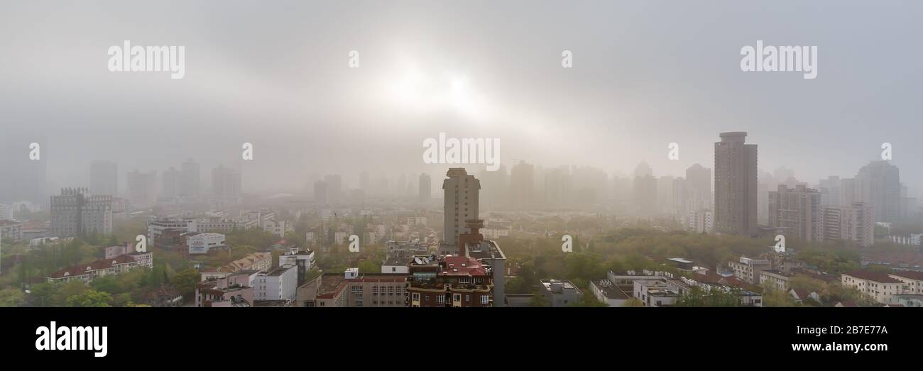 Smog lourd à Shanghai. Le soleil tente de se briser à travers l'épais brume. Zone résidentielle, conditions malsaines, qui accélèrent le changement climatique. Banque D'Images
