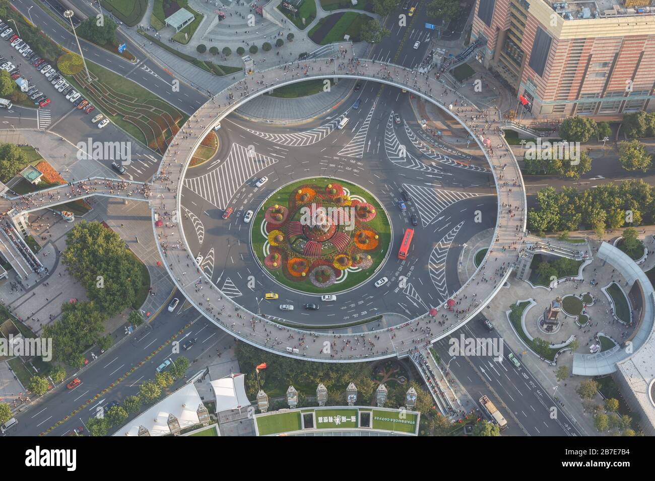 Vue sur Eyriel sur le pont de cercle piétonnier à Shanghai Pudong. Chaque jour, des milliers de touristes visitent le pont pour prendre des photos de la ligne Skyline de Shanghai. Banque D'Images