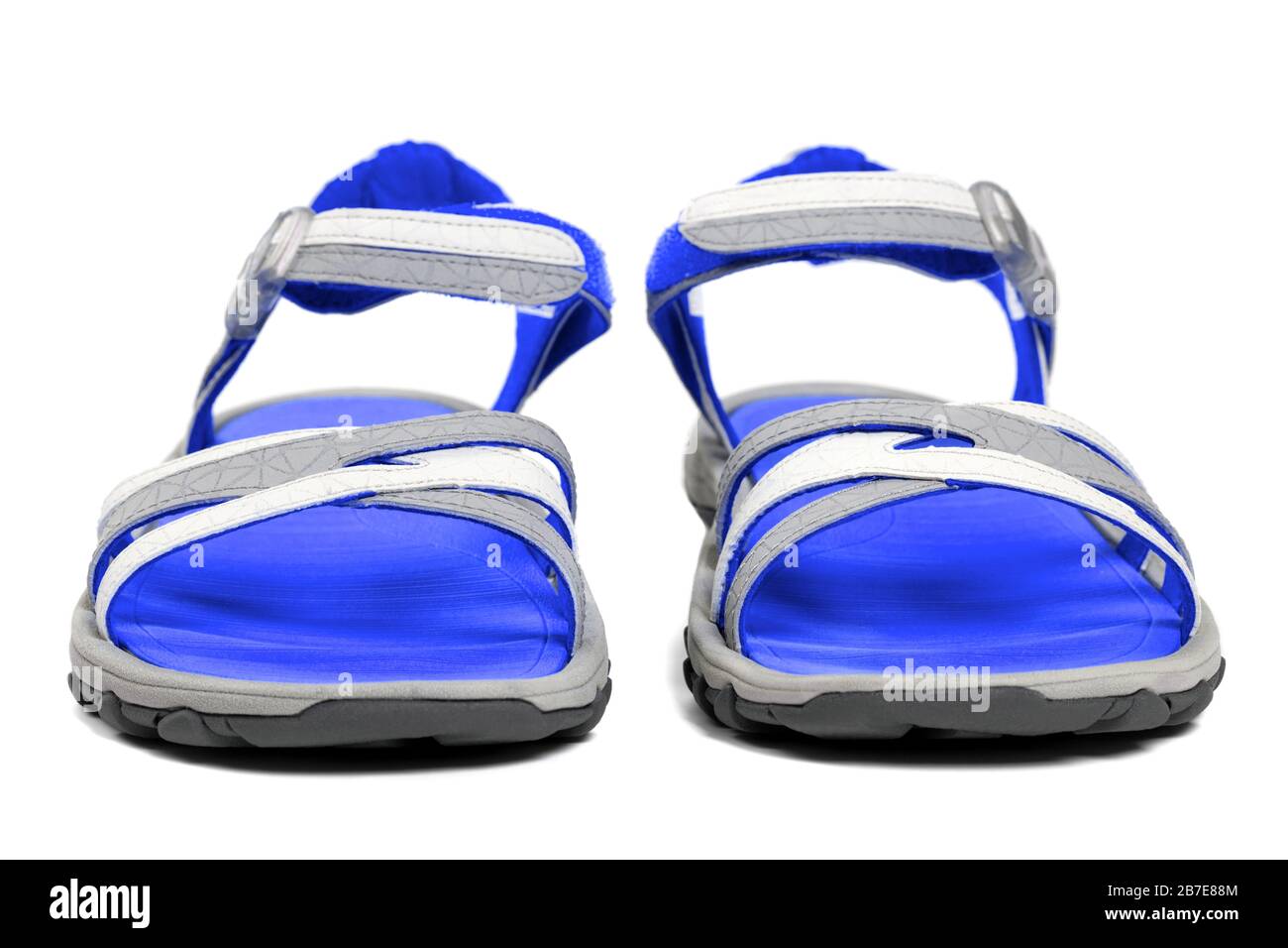 Paire de sandales d'été bleues isolées sur fond blanc. Vue de face. Banque D'Images