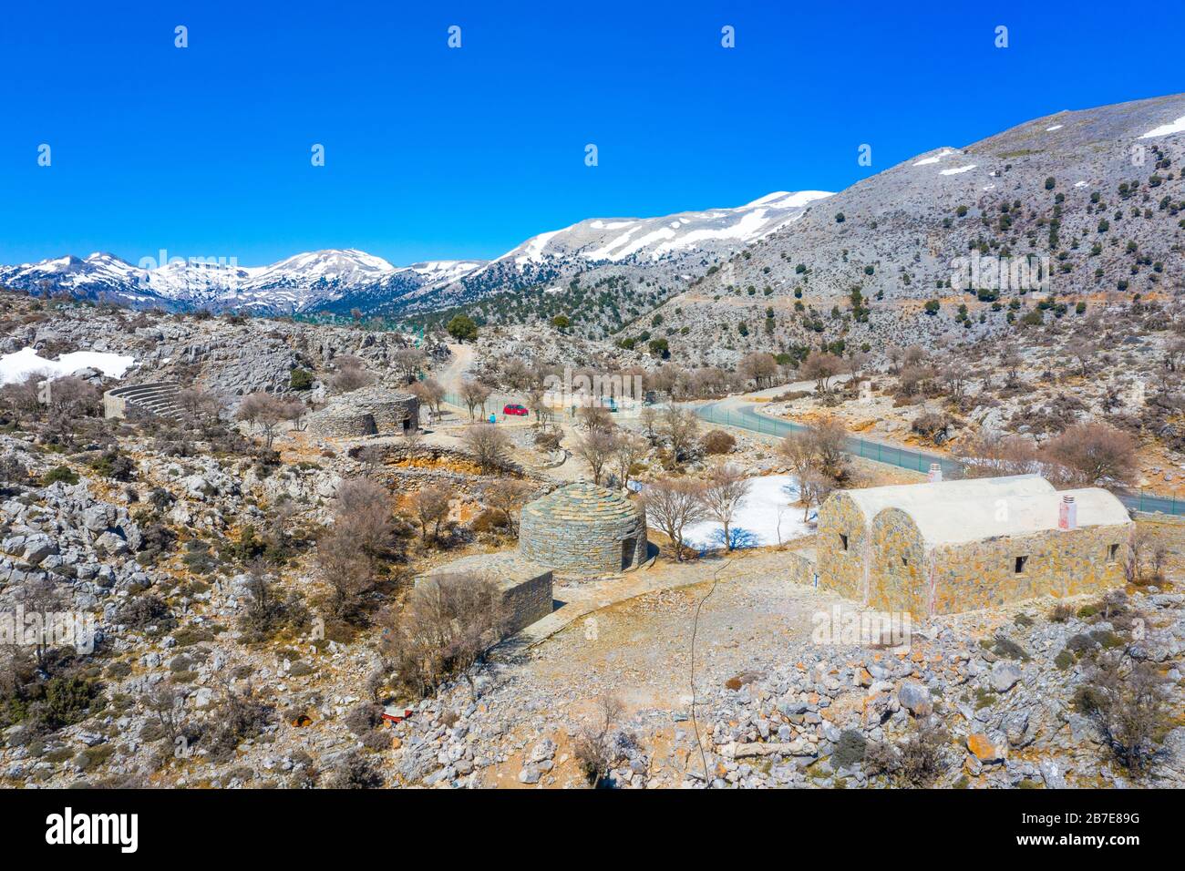 Mitato (hutte construite à partir de pierres rassemblées localement pour fournir un abri aux bergers) sur le mont Psiloritis (Ida) près de la forêt de Rouvas, Crète, Grèce. Banque D'Images