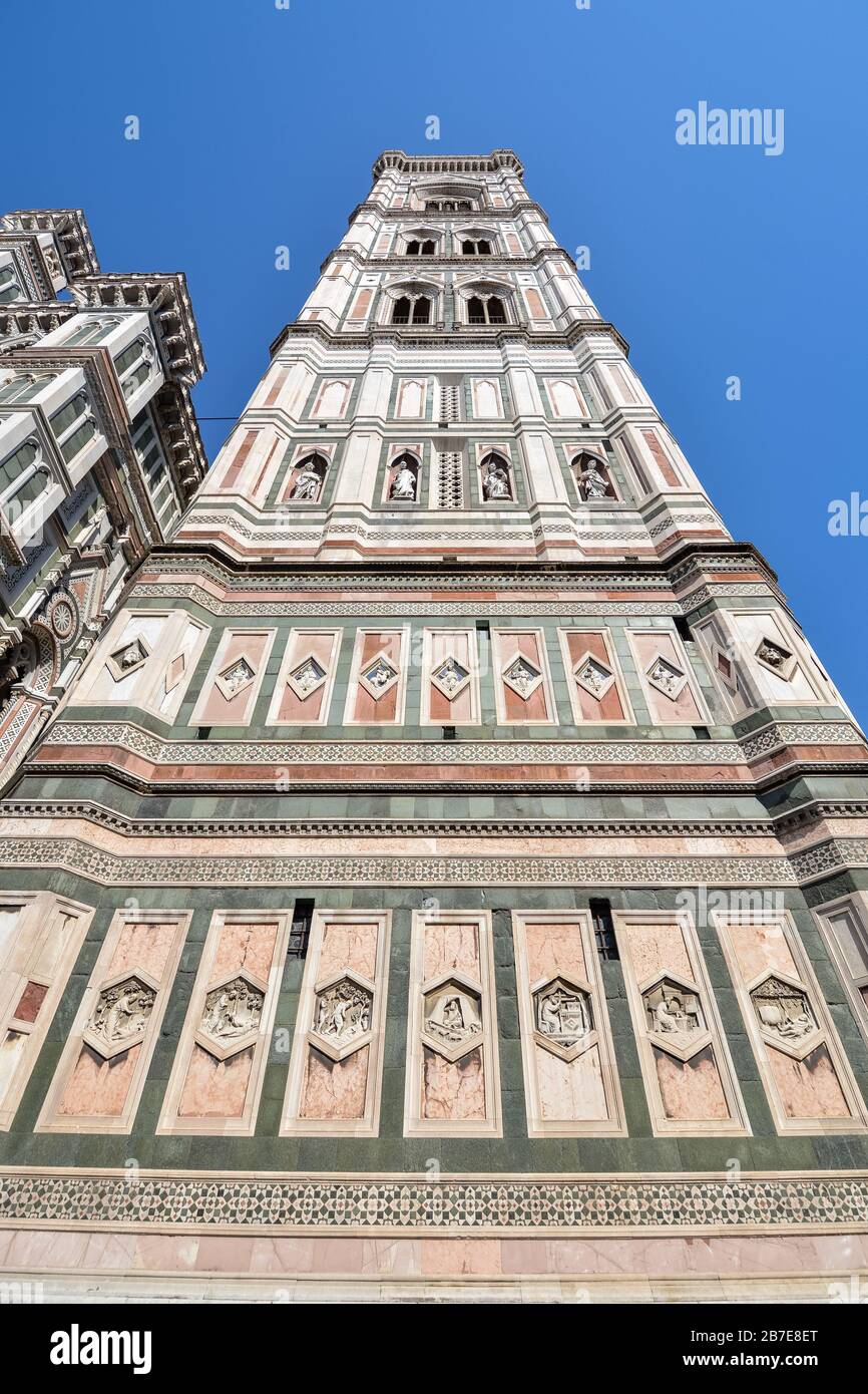 La tour Campanile de Giotto à côté de la cathédrale de Florence le jour ensoleillé Banque D'Images