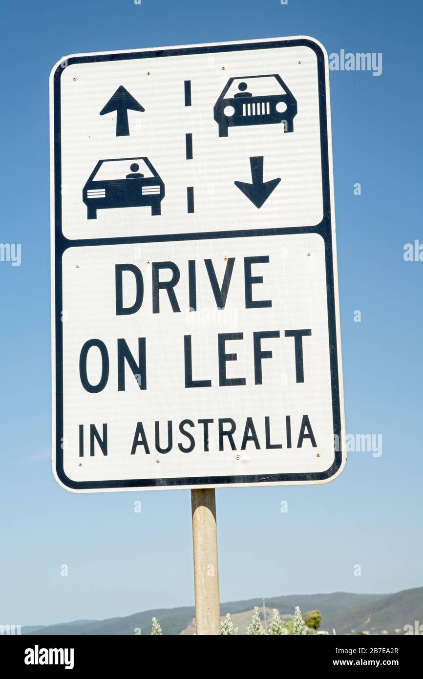 Panneau de signalisation « Drive on the left in Australia », Great Ocean Road, Victoria, Australie Banque D'Images