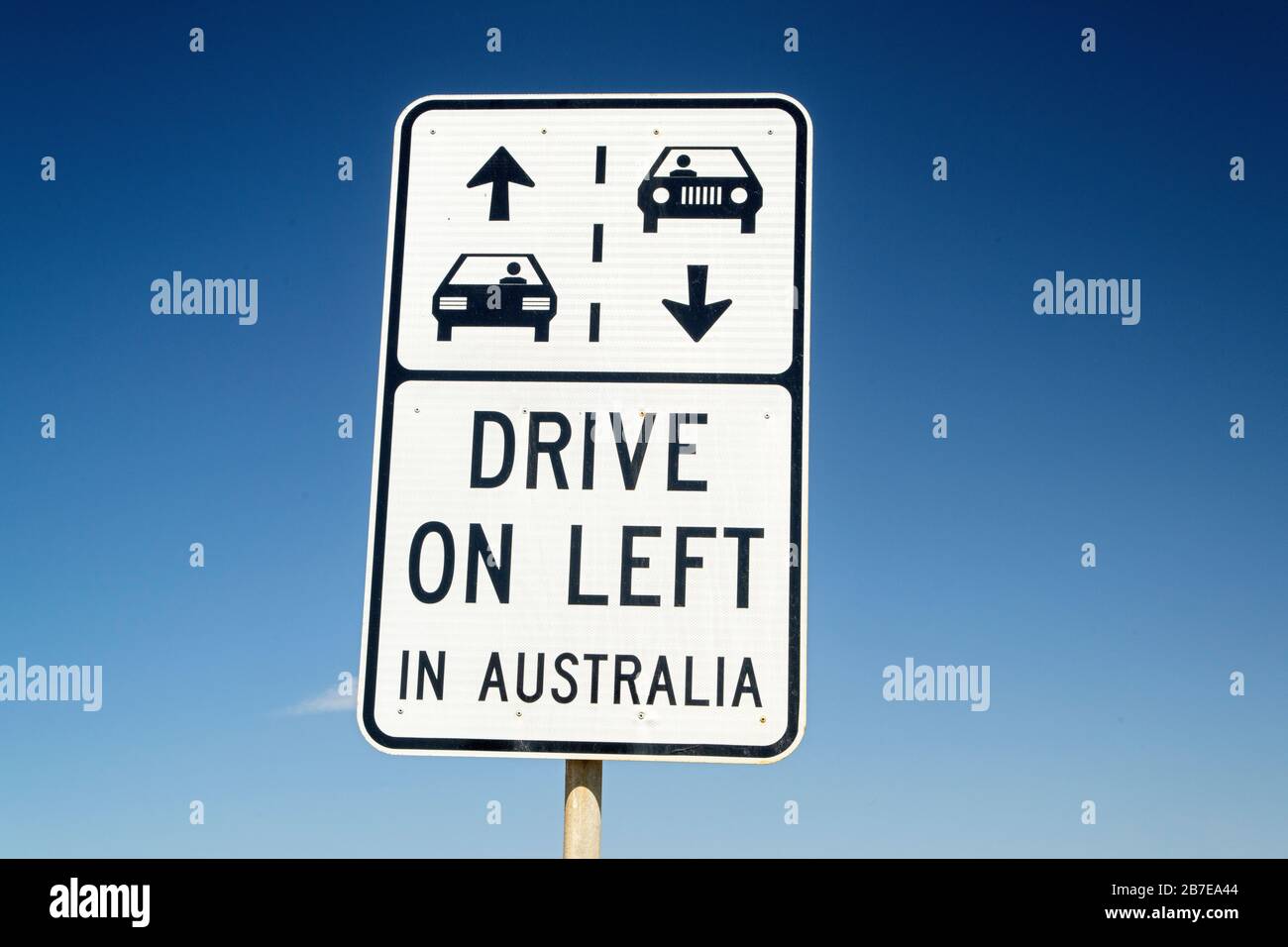 Panneau de signalisation « Drive on the left in Australia », Great Ocean Road, Victoria, Australie Banque D'Images