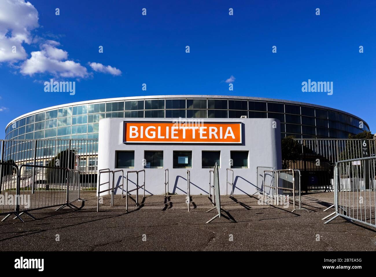 Palaeur, Palazzo dello Sport, Palais du Sport extérieur. Billetterie. Quartier EUR. Rome, Italie, Europe, UE. Ciel bleu, espace de copie. Banque D'Images