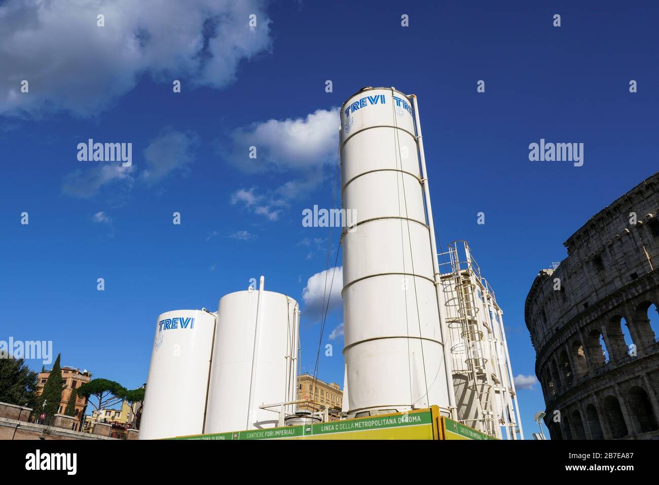 Chantier de construction de la nouvelle ligne C de métro, métro, métro. Tours de mélange en béton. Colisée en arrière-plan. Centre historique de Rome. Italie, UE Banque D'Images