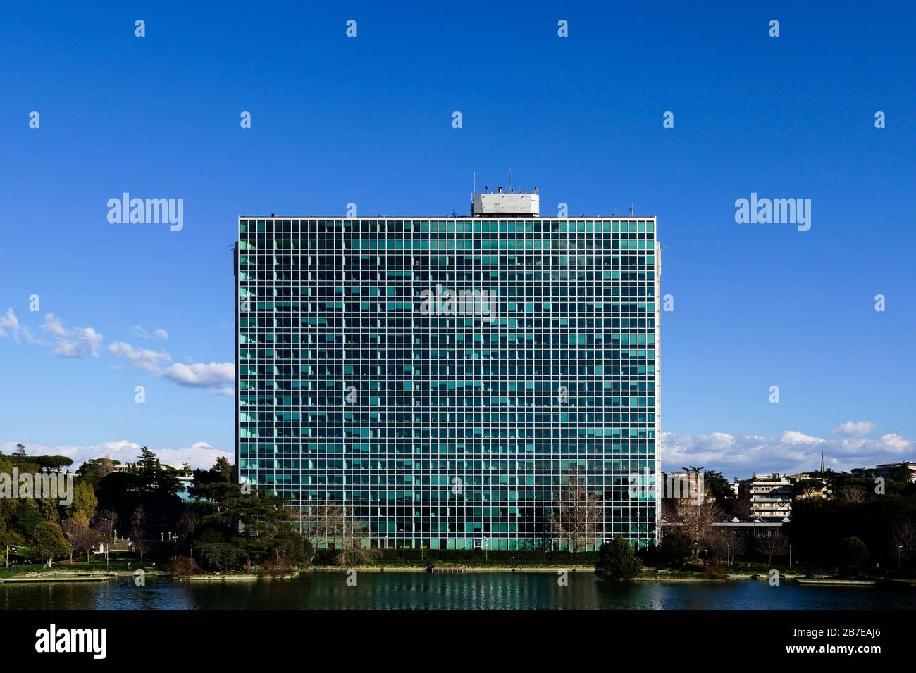 ENI, siège de la société italienne du pétrole et du gaz, extérieur moderne. Palais du verre. Quartier EUR, Rome, Italie, Europe, UE. Ciel bleu, espace de copie. Banque D'Images