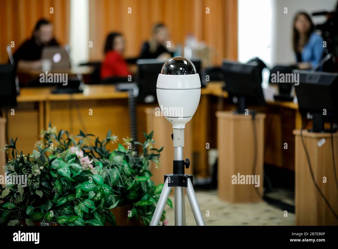 Détails avec une caméra vidéo au milieu d'une salle de réunion. Caméra de visioconférence. Banque D'Images