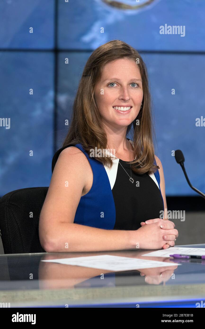 L'Officier des affaires publiques Communications de la NASA Stephanie Martin parle au cours d'une conférence de presse post-lancement de la fusée Falcon 9 SpaceX CRS-13 mission de ravitaillement commercial à la Station spatiale internationale de la NASA au Centre spatial Kennedy Site presse 15 décembre 2017 Auditorium, à Merritt Island, en Floride. Banque D'Images