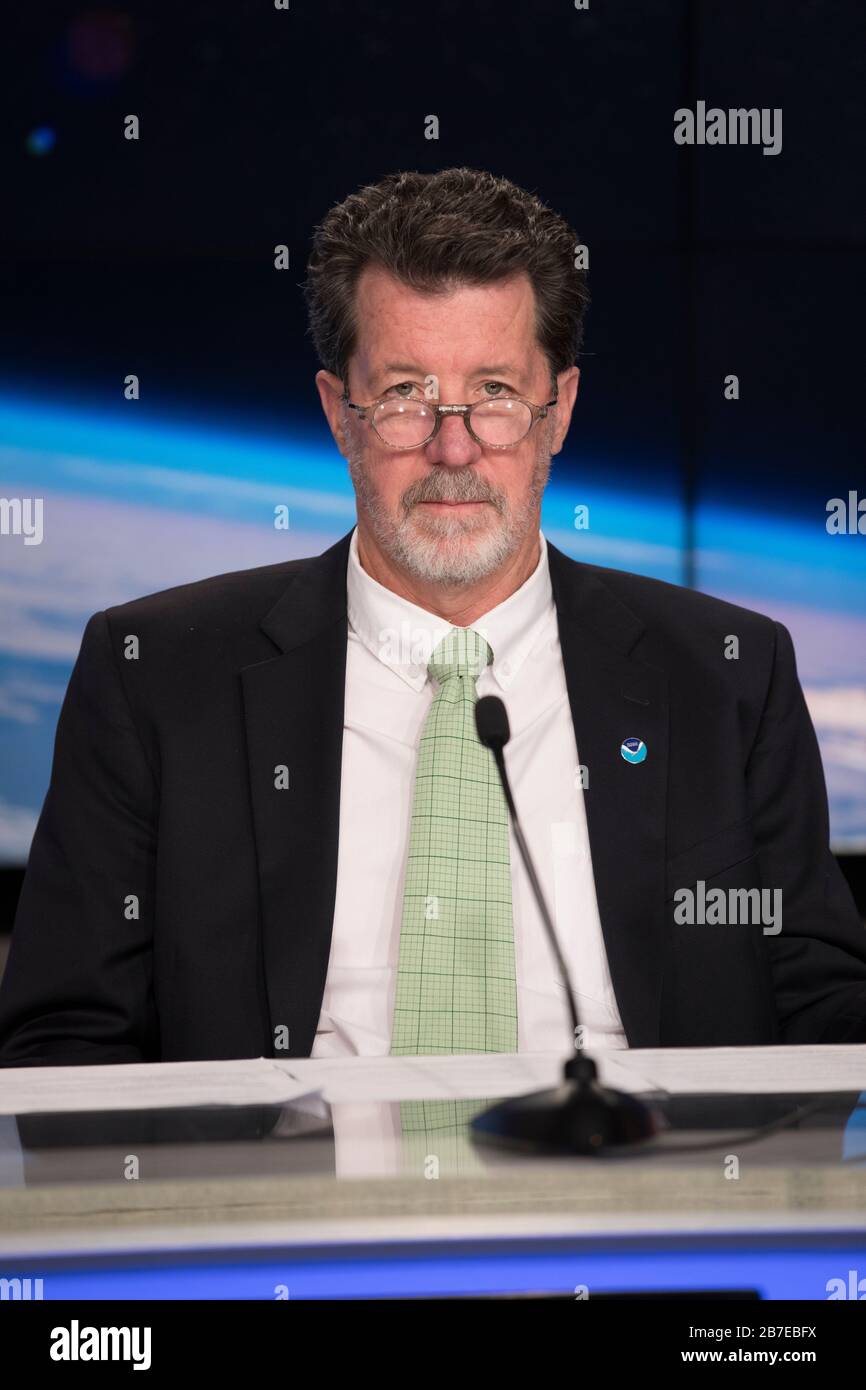 National Oceanic and Atmospheric Administration (NOAA) Earth System Research Laboratory Office of Atmospheric Research Scientist Jim Roberts parle lors d'une conférence de presse pré-lancement sur le satellite géostationnaire de l'environnement opérationnel de la NOAA (GOES-S) à l'auditorium du site de presse du Kennedy Space Center de la NASA le 27 février 2018 à Merritt Island, en Floride. Les satellites GOES seront lancés à bord d'une fusée Atlas V de l'Alliance de lancement unie. Banque D'Images