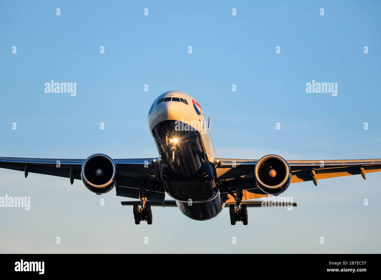 British Airways Boeing 777 enregistrement G-STBK atterrissage le 29 décembre 2019 à l'aéroport de Heathrow, Middlesex, Royaume-Uni Banque D'Images