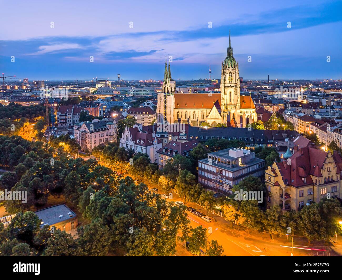 Cathédrale Saint-Paul de Munich avec feux de rue tard en soirée. Banque D'Images