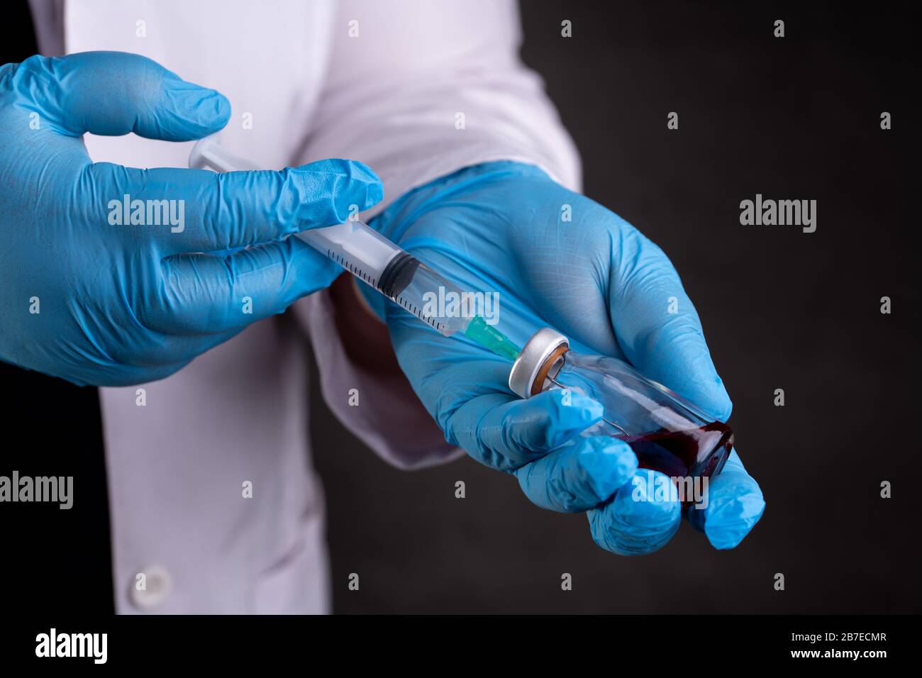 Médecin qui tient la seringue d'injection et le médicament en flacon Banque D'Images