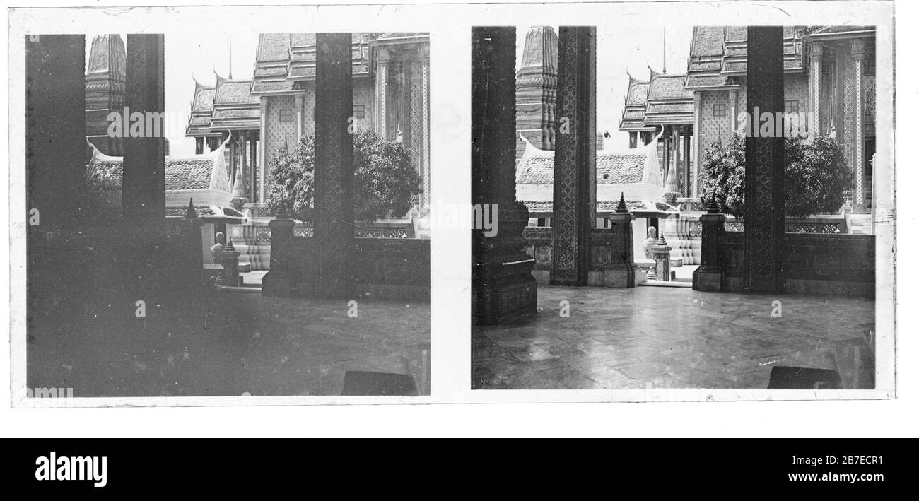 Wat Phra Kaew (Connu Officiellement Sous Le Nom De Wat Phra Sri Rattana Satsadaram) À Bangkok – Temple Du Bouddha D'Émeraude. Il est considéré comme le temple bouddhiste le plus important de Thaïlande. Photographie stéréoscopique d'environ 1910. Photographie sur la plaque de verre sèche de la collection Herry W. Schaefer. Banque D'Images
