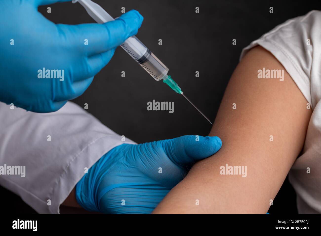 Le médecin vaccine l'enfant pour arrêter le coronavirus et d'autres maladies pandémiques Banque D'Images