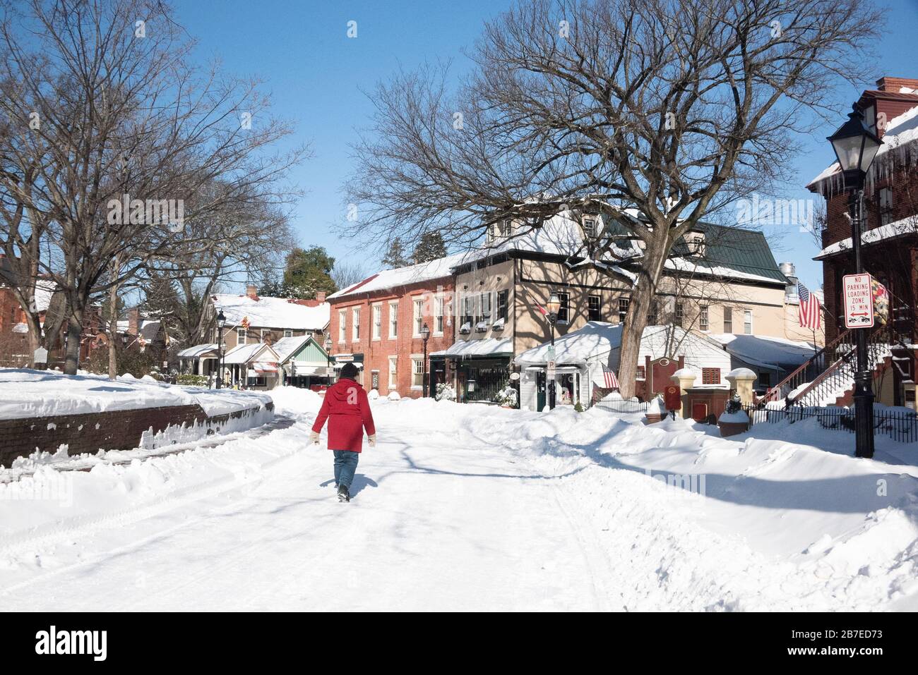 La scène de la rue Annapolis le jour ensoleillé suivant un blizzard avec des chutes de neige le long des rues et des trottoirs, une promenade piétonne lointaine dans la rue enneigée. Banque D'Images