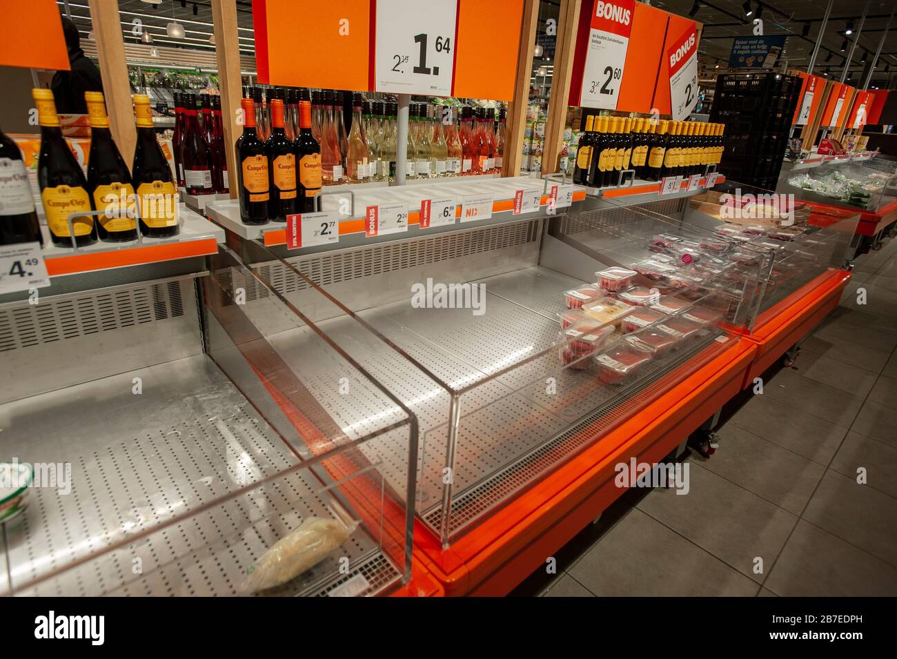 Albert Heijn XL, Elandstraat, la Haye, Pays-Bas. (14:00 heures ±). Dimanche 15 mars 2020. Coronavirus (Covid-19) a des gens encore en mode d'achat de panique! Les paroles du Premier ministre néerlandais Rutte, qui ne voulait pas canonner les supermarchés, semblent avoir été sourdes. Les acheteurs de panique continuent de stocker dans le contexte des craintes de coronavirus, laissant les étagères vides. Crédit: Charles M Vella/Alay Live News Banque D'Images