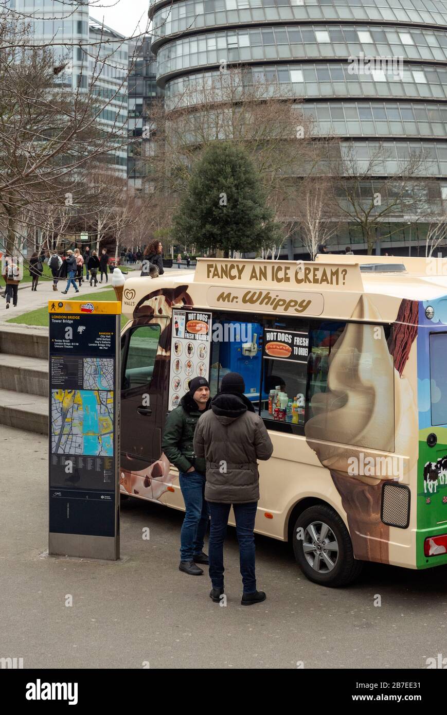 Les touristes masculins achetant de la crème glacée à M. Whippy Ice Cream van à la Queen's Walk London, Royaume-Uni depuis 2020 Banque D'Images