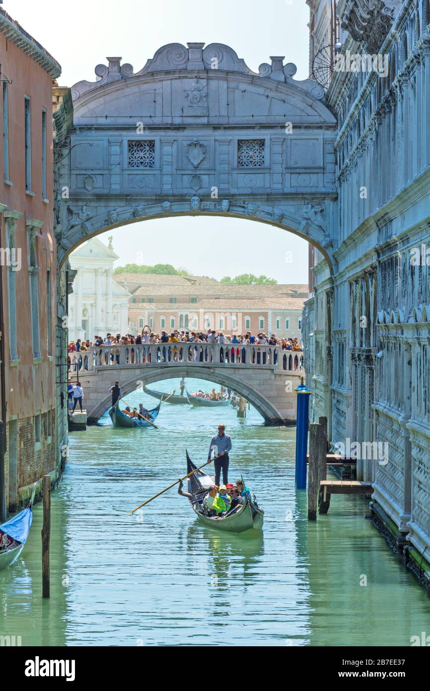 Venise, Italie - 16 MAI 2019: Gondoles sous le pont des Soupirs, une tradition romantique à Venise, Italie Banque D'Images