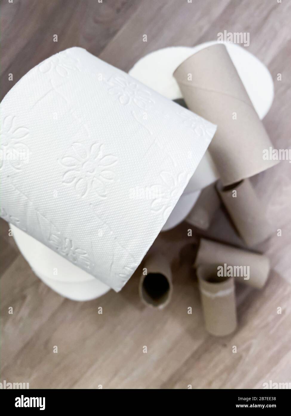 Piles de rouleaux de papier toilette blanc vides et pleins Banque D'Images