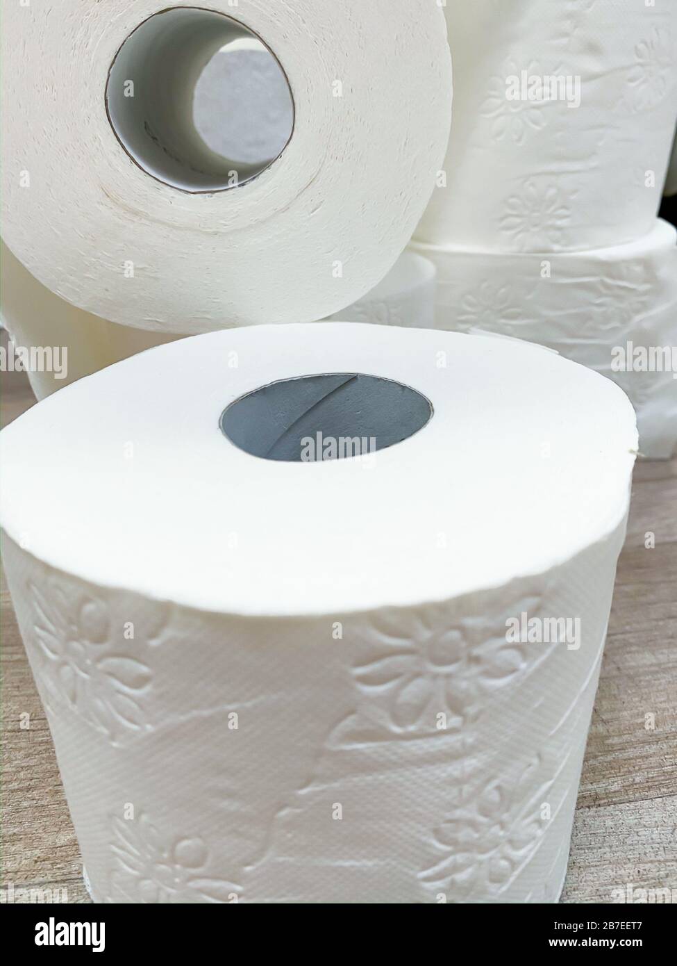 Piles de rouleaux de papier toilette blanc vides et pleins Banque D'Images