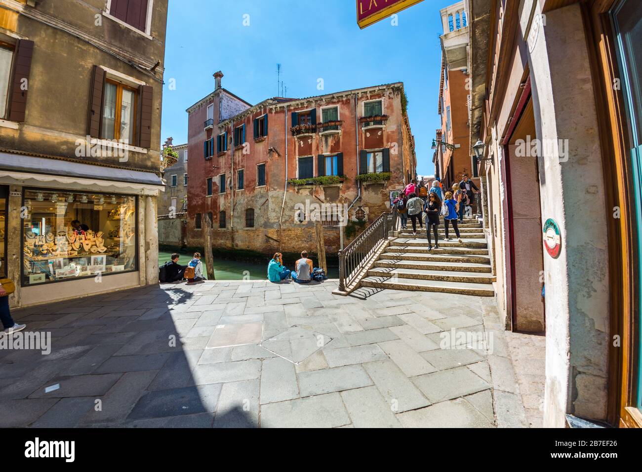 Venise, Italie - 16 MAI 2019: Les touristes se reposent sur le remblai de pierre du canal - c'est Venise Banque D'Images