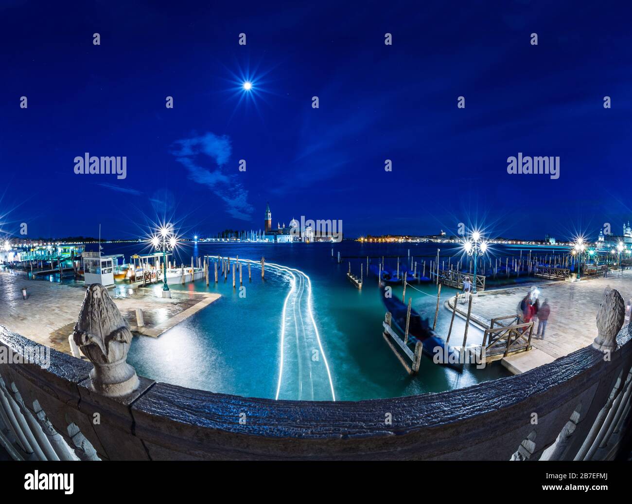 Venise, Italie - 16 MAI 2019: Vue nocturne de Gondolas près de la place St Marc à Venise avec l'église de San Giorgio Maggiore sur le fond Banque D'Images