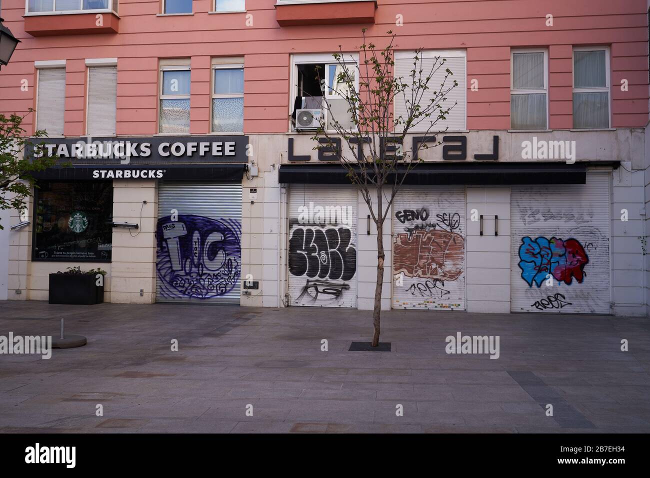 Café Starbucks et restaurant latéral à Madrid fermé en raison de l'état d'urgence et de verrouillage en Espagne lié au virus Corona (covid-19) Banque D'Images