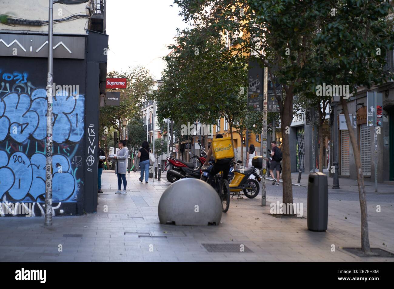 Une rue calme dans le quartier animé de Malasaña Madrid en raison de l'état d'urgence du virus corona (covid-19), seules les livraisons sont faites Banque D'Images