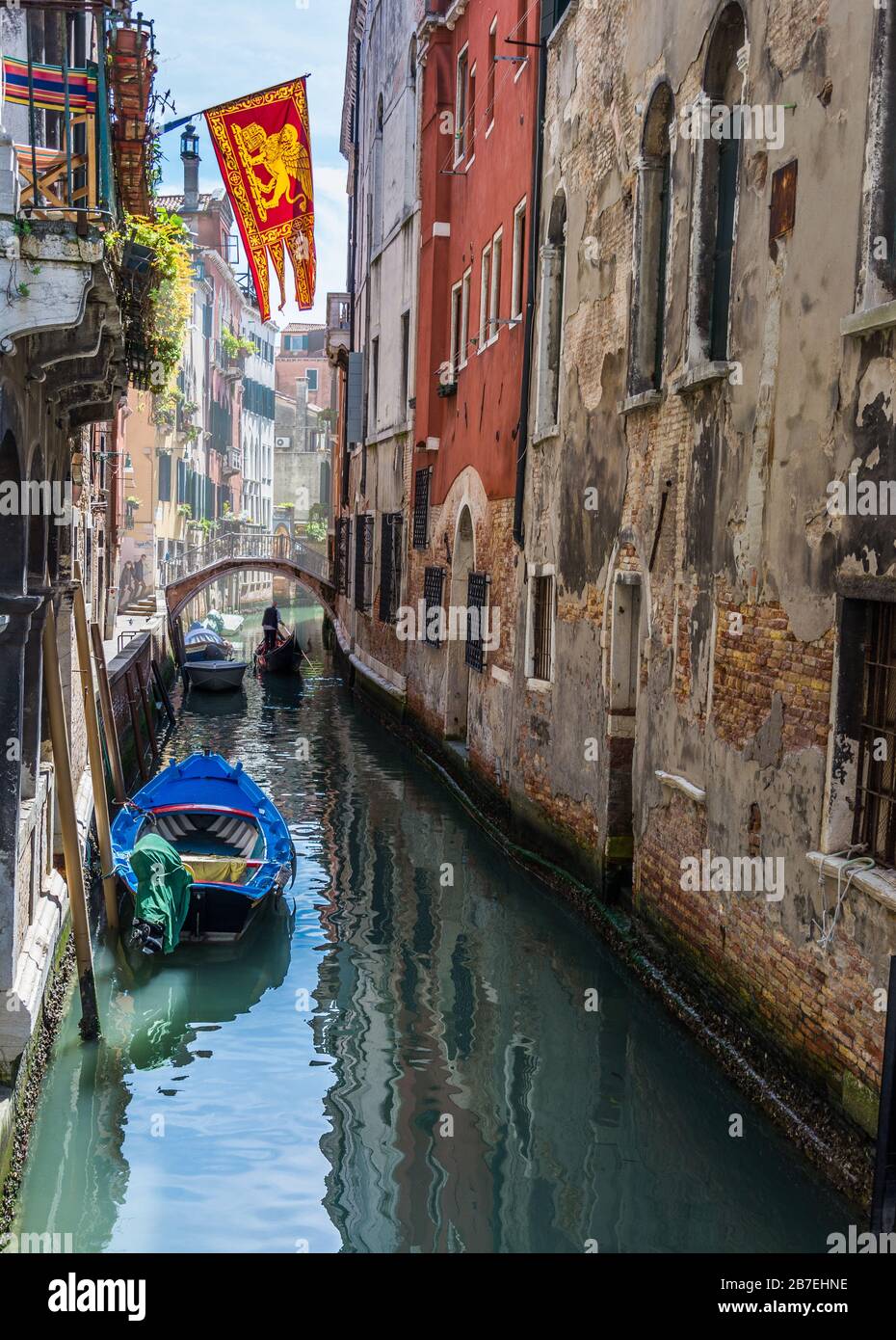 Venise, Italie - 17 MAI 2019: Drapeau national vénitien volant dans le centre de Venise Banque D'Images