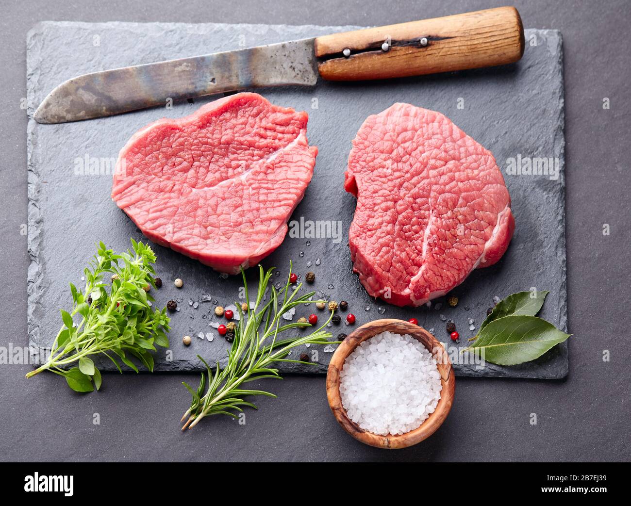 Filet de boeuf aux épices sur une planche en graphite Banque D'Images