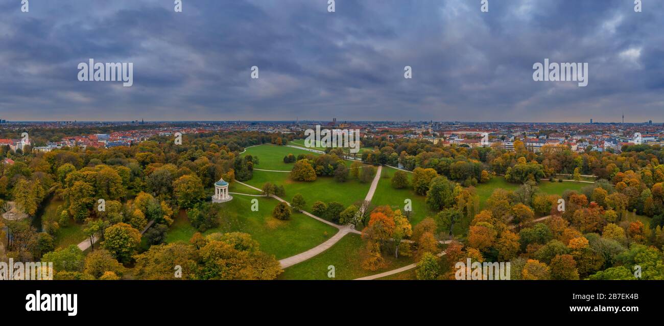 Vue aérienne sur le monopteros tempel dans le jardin Englischer du metropole bavarois de Munich. Banque D'Images