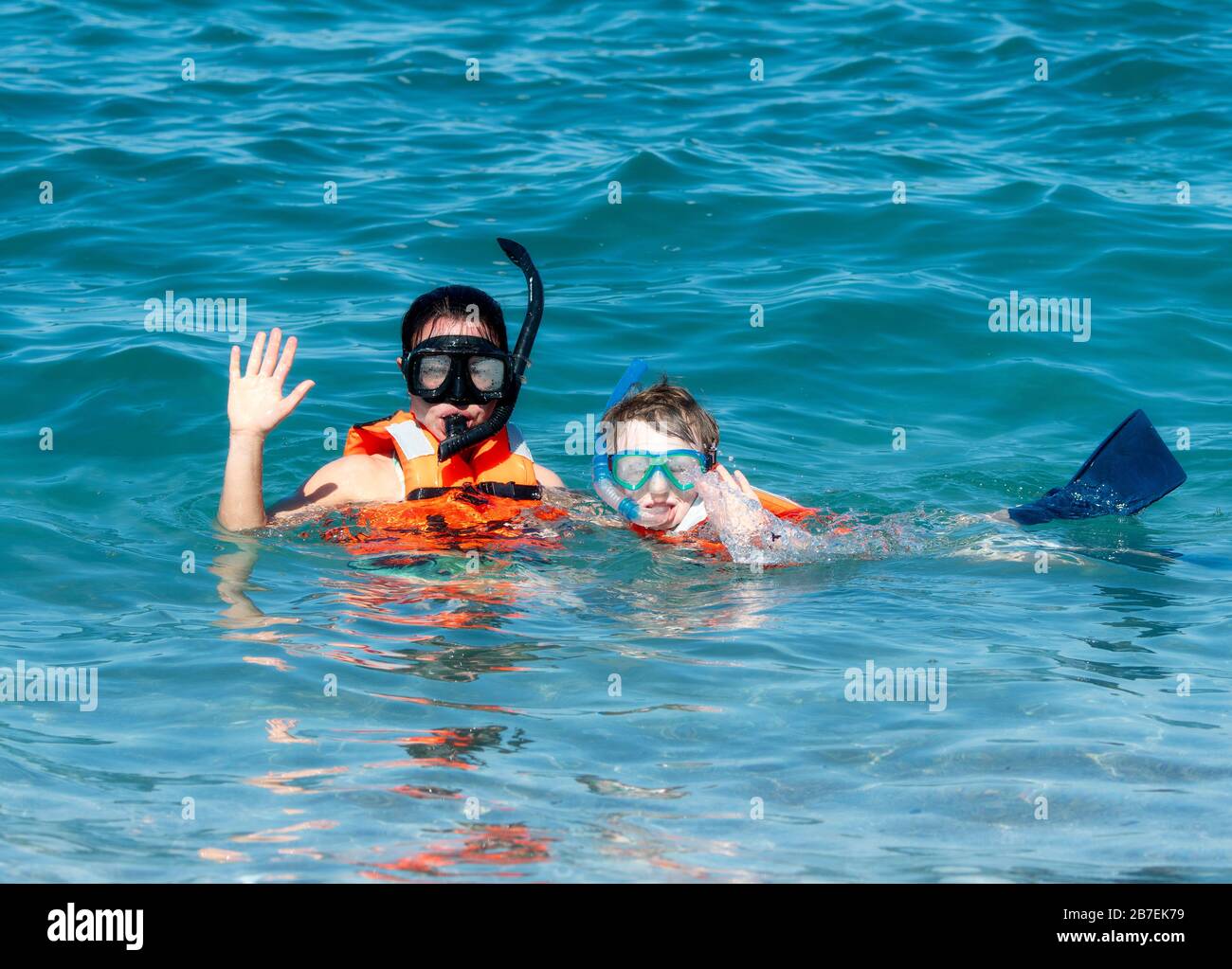 Mère et jeune fils plongée avec tuba avec gilets de sauvetage dans l'océan à Punta Mita, Nayarit, Mexique Banque D'Images