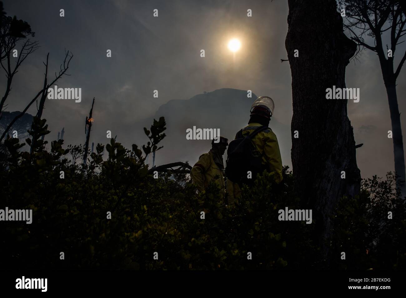 Les pompiers combattent un incendie sauvage sur les pentes du mont Table du Cap et du site emblématique de l'Afrique du Sud Banque D'Images