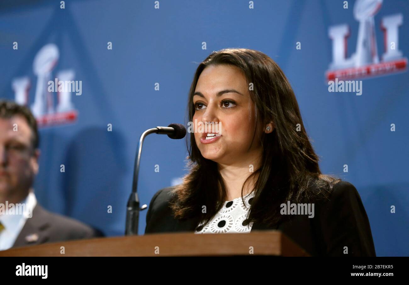 Dolores Dibella, vice-président des Affaires juridiques de la NFL, parle d'Operation Team Player lors d'une conférence de presse conjointe sur les souvenirs et les billets contrefaits du Super Bowl au George R. Brown Convention Center le 2 février 2017 à Houston, Texas. Banque D'Images