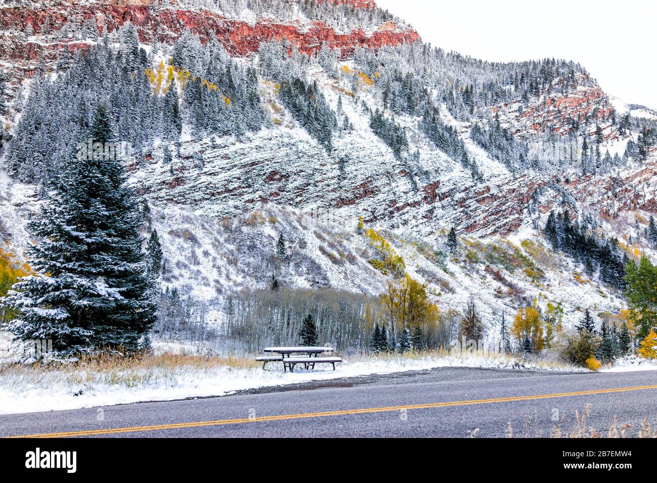 La route de Maroon Bells et la table de pique-nique à Aspen, Colorado montagne rocheuse couverte de neige après l'hiver gelée à l'automne 2019 avec des montagnes rouges Banque D'Images