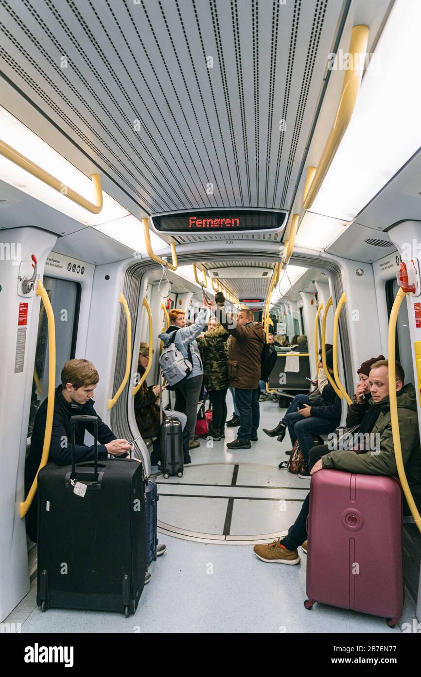 Vue intérieure du métro sans conducteur de Copenhague avec passagers. Thème transport de passagers de la ville à Copenhague. Métro au Danemark Copenhague Banque D'Images
