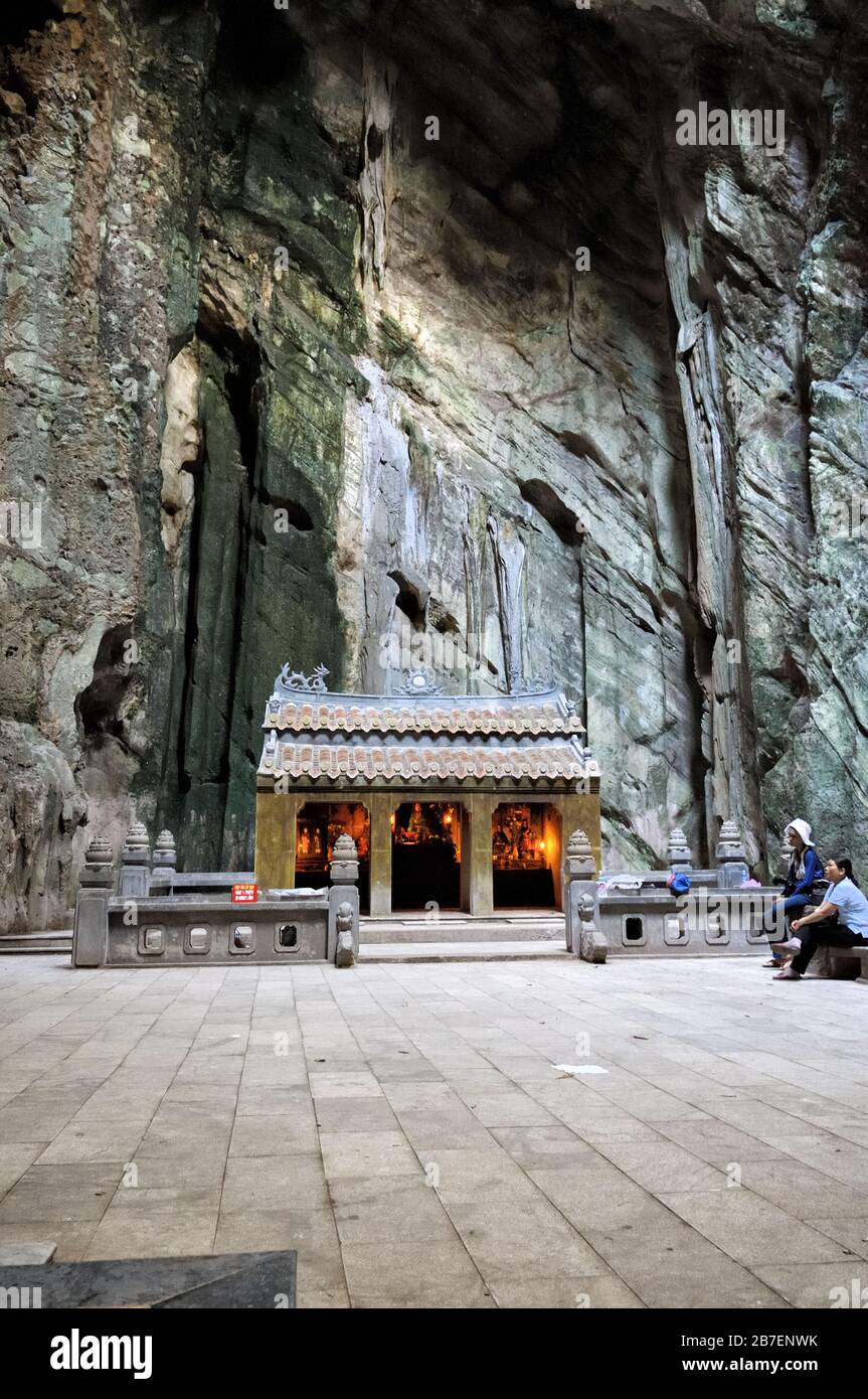 Grotte et temple dans les montagnes de marbre près de Da Nang, Vietnam Banque D'Images