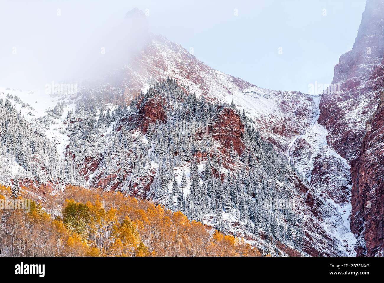 Vue sur les montagnes de l'élan rouge de Maroon Bells à Aspen, Colorado, États-Unis avec montagne rocheuse et neige en automne avec nuage de brouillard d'hiver couvrant le pic de la fermeture Banque D'Images